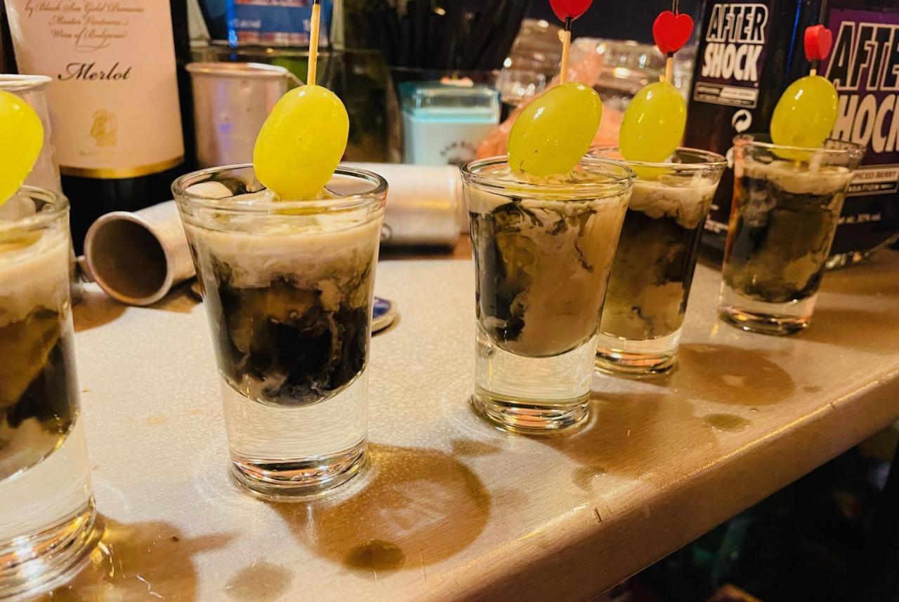 At The American'S Hotel ポモリエ エクステリア 写真