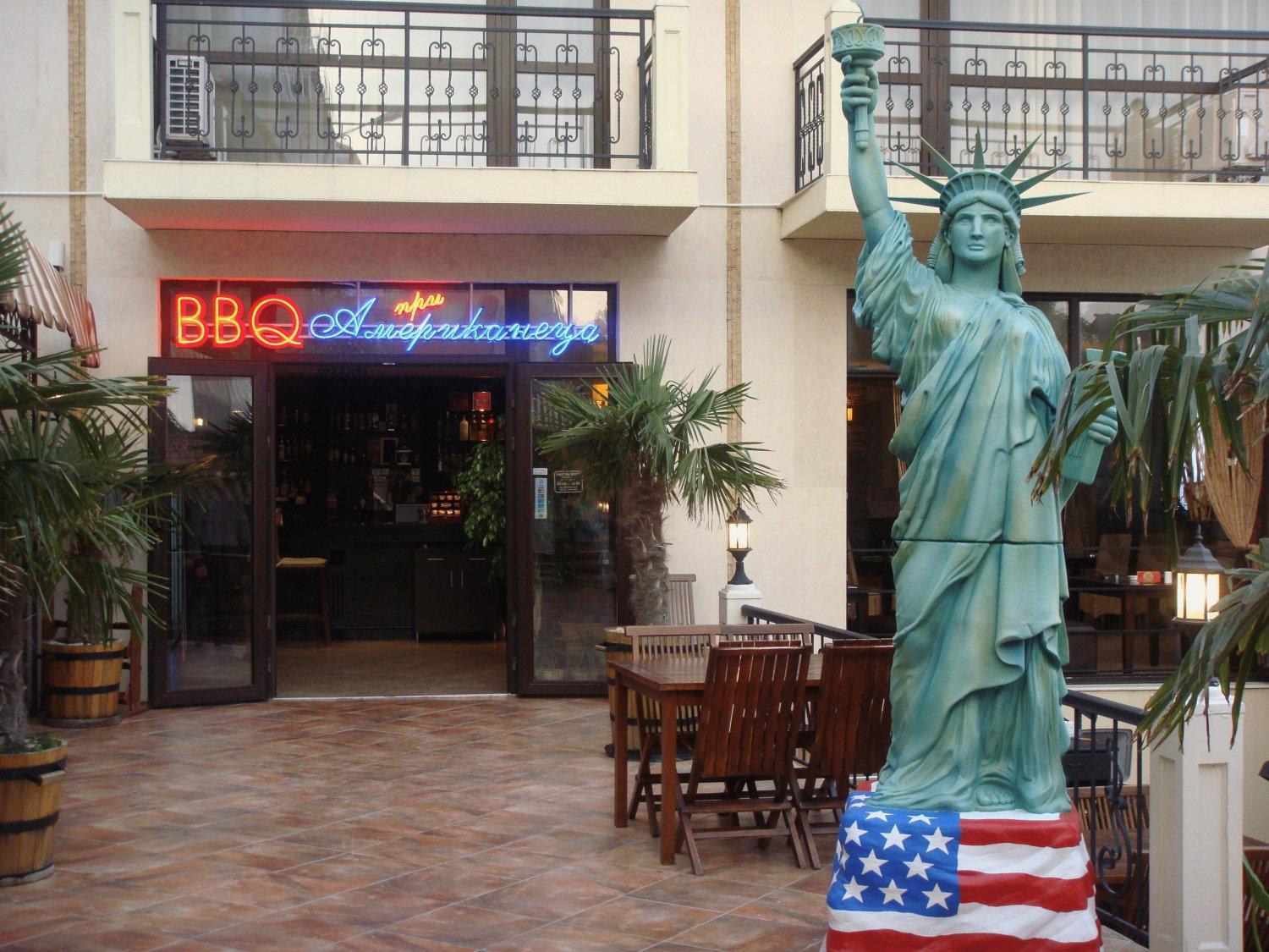 At The American'S Hotel ポモリエ エクステリア 写真